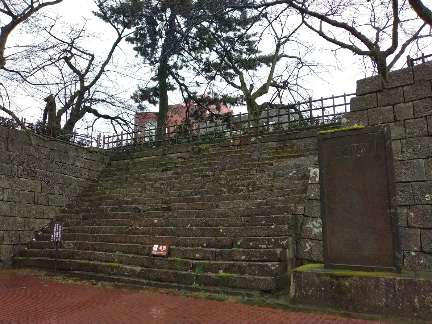 福井城本丸の石垣と石段