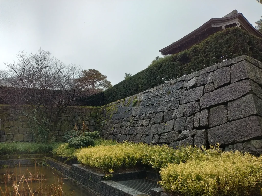 福井城の石垣と内堀