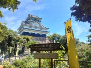 岐阜城の天守と「道三・信長ゆかりの岐阜城」の看板