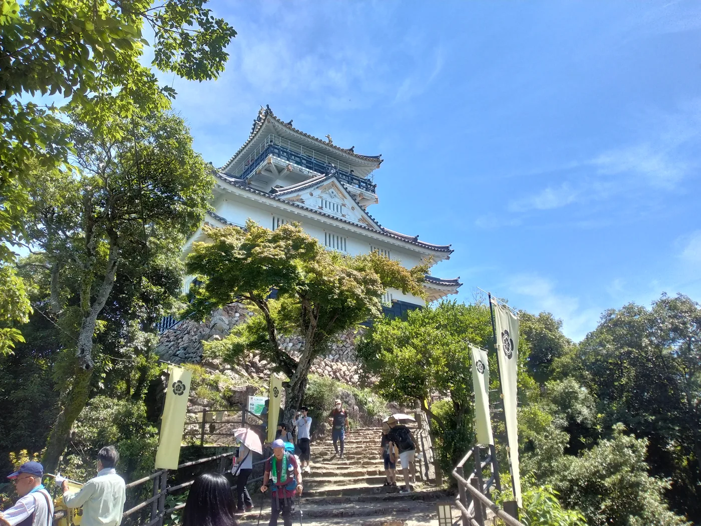 岐阜城の天守と幟