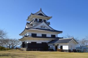 館山城の模擬天守 城山公園の山頂に建つ三層四階の天守