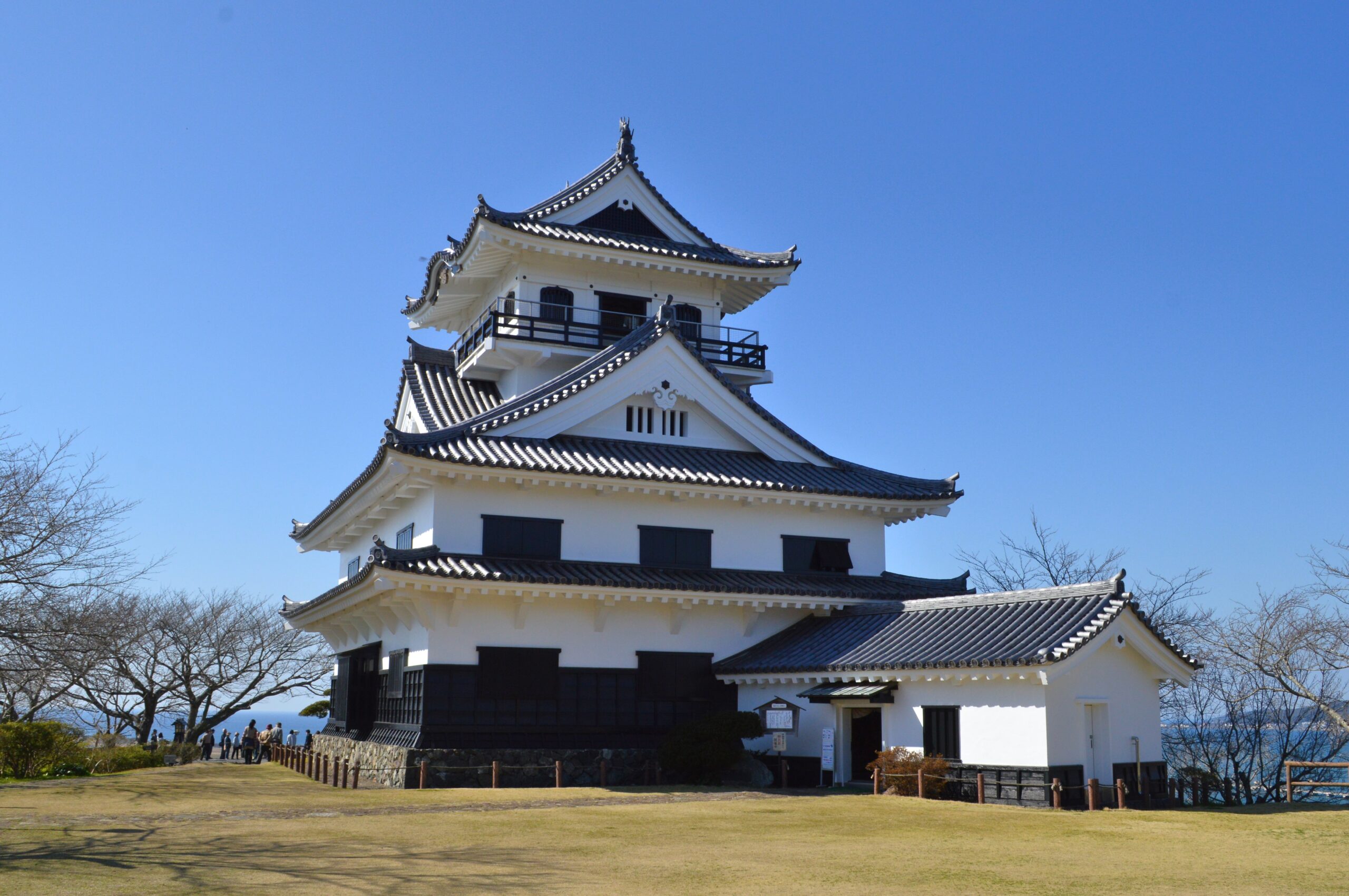 館山城の模擬天守 城山公園の山頂に建つ三層四階の天守