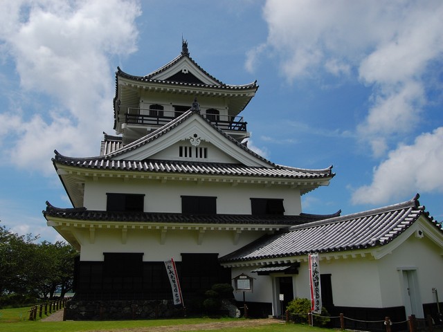 夏空の下に建つ館山城の模擬天守