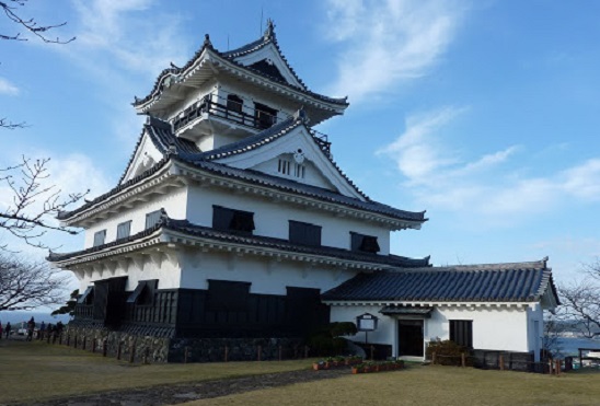 冬の晴天に映える館山城の三層四階の模擬天守