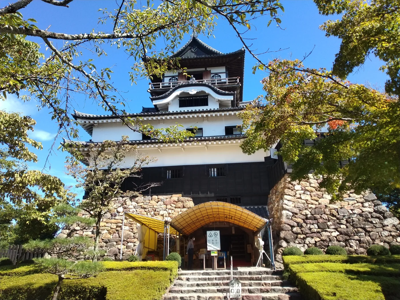 犬山城の天守と石垣