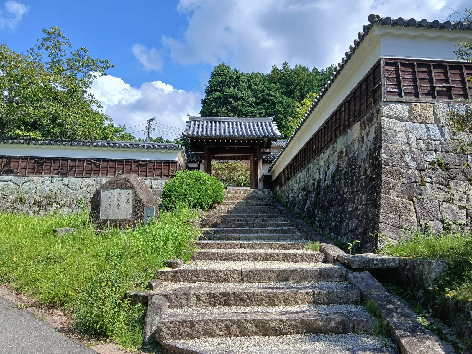 岩村城の藩主邸跡に続く石段と門