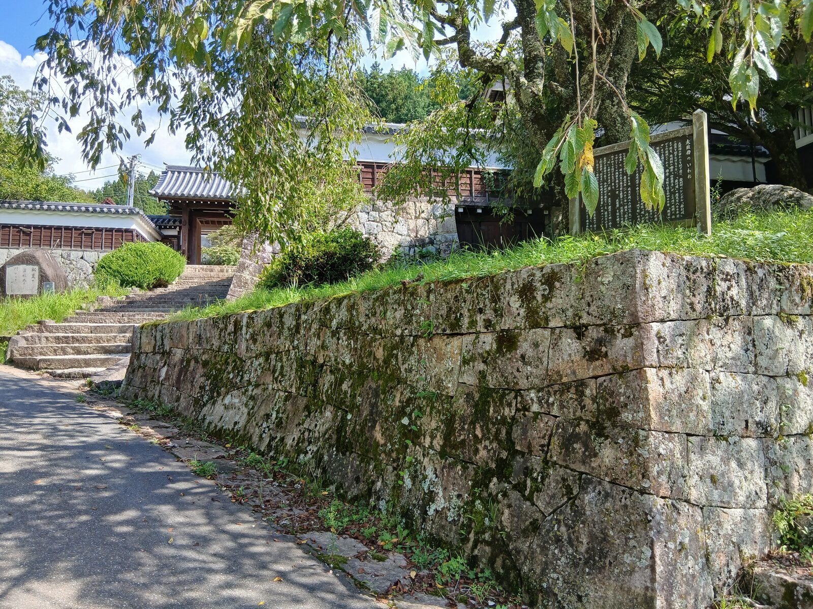 岩村城の藩主邸跡の石垣
