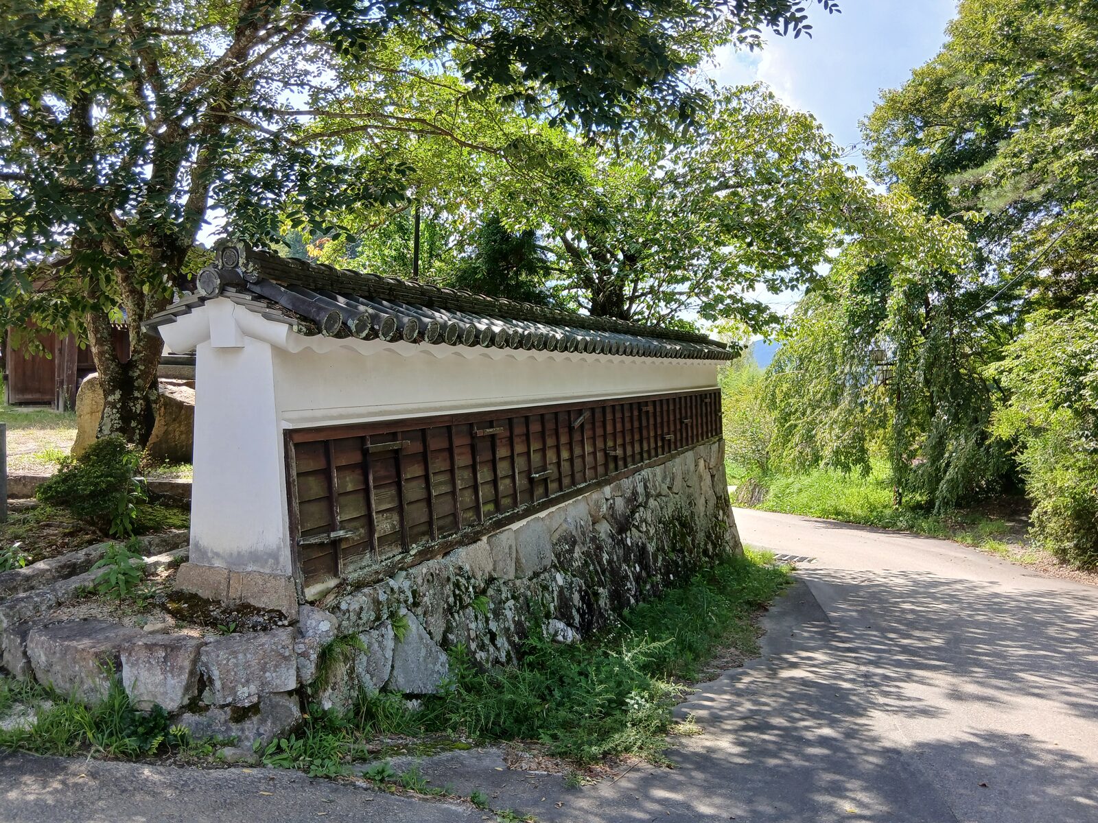 岩村の白壁の塀と石垣