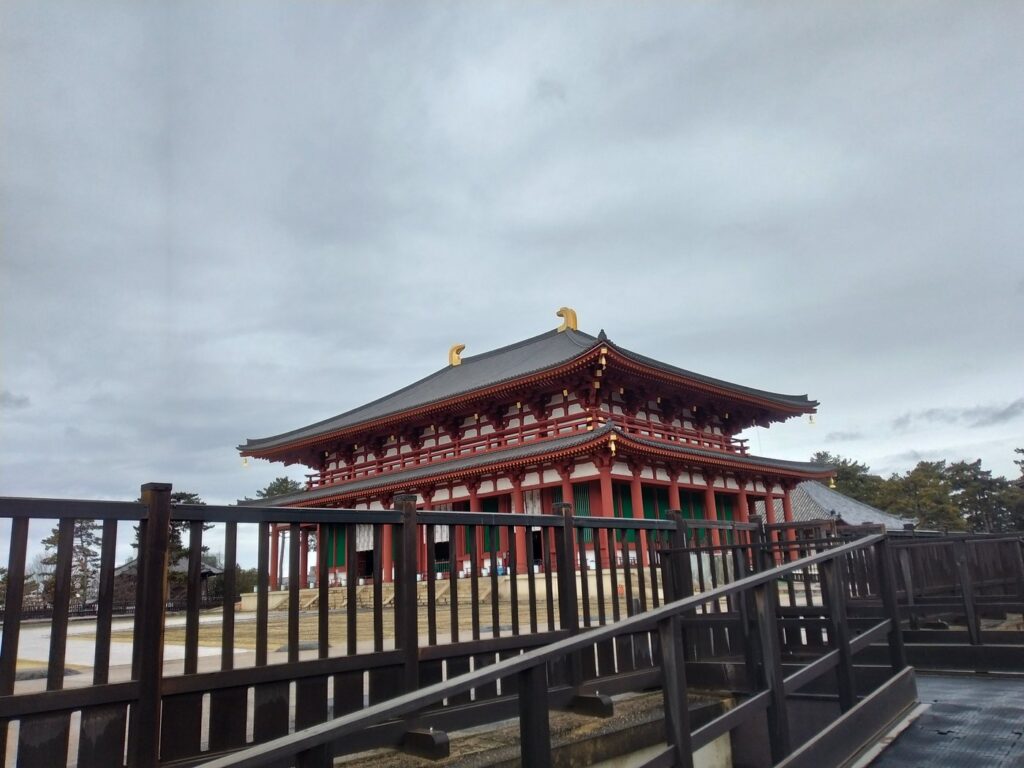 興福寺の中金堂。朱塗りの柱と金色の鴟尾