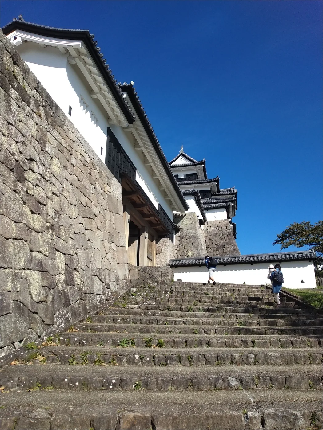 小峰城の石垣と三重櫓へ上る石段