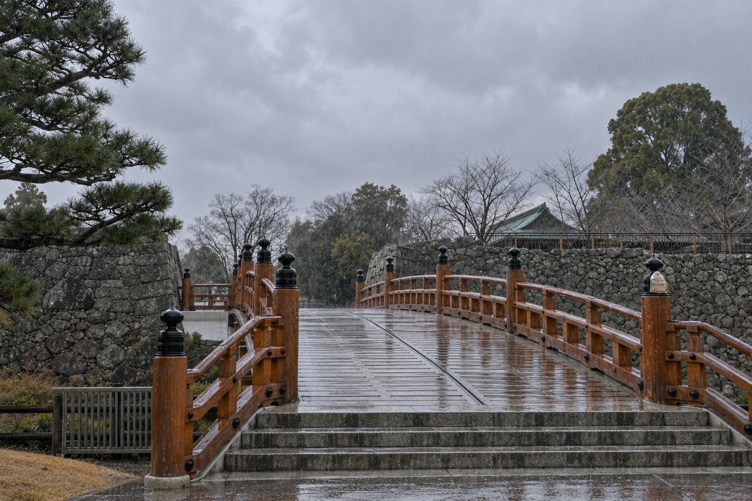 大和郡山城の朱塗りの橋と石垣(奈良県大和郡山市)
