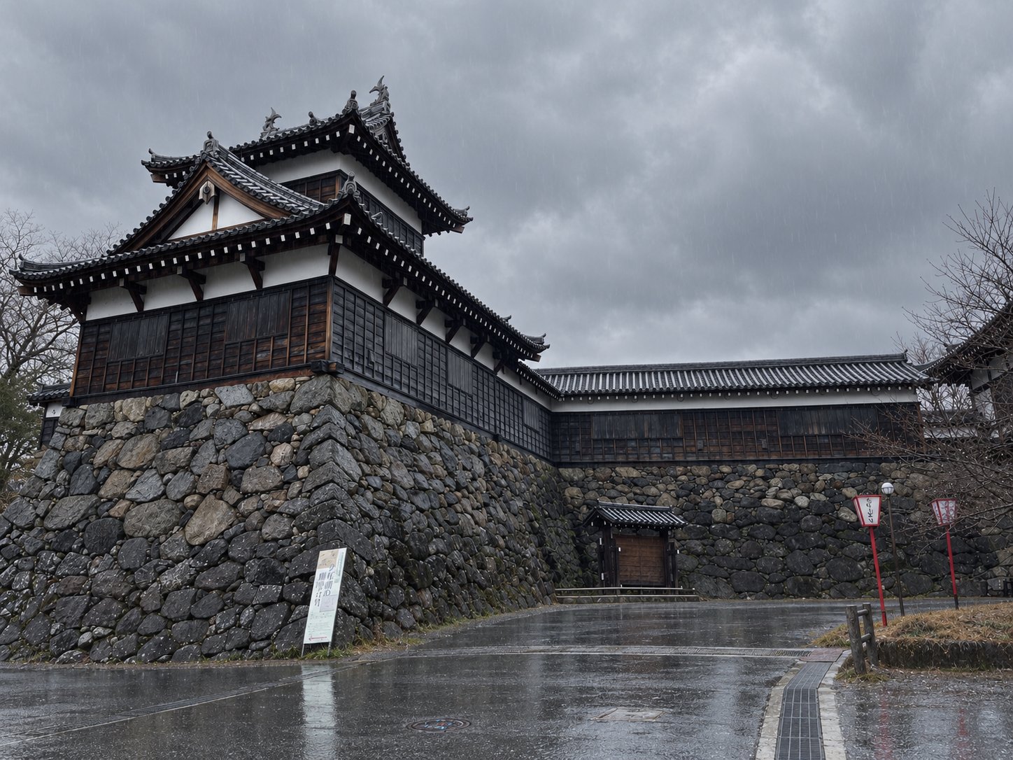 郡山城天守台の石垣に積まれた「さかさ地蔵」の案内板