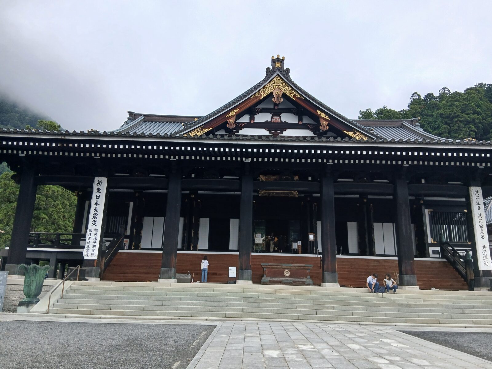 久遠寺の参道の石畳