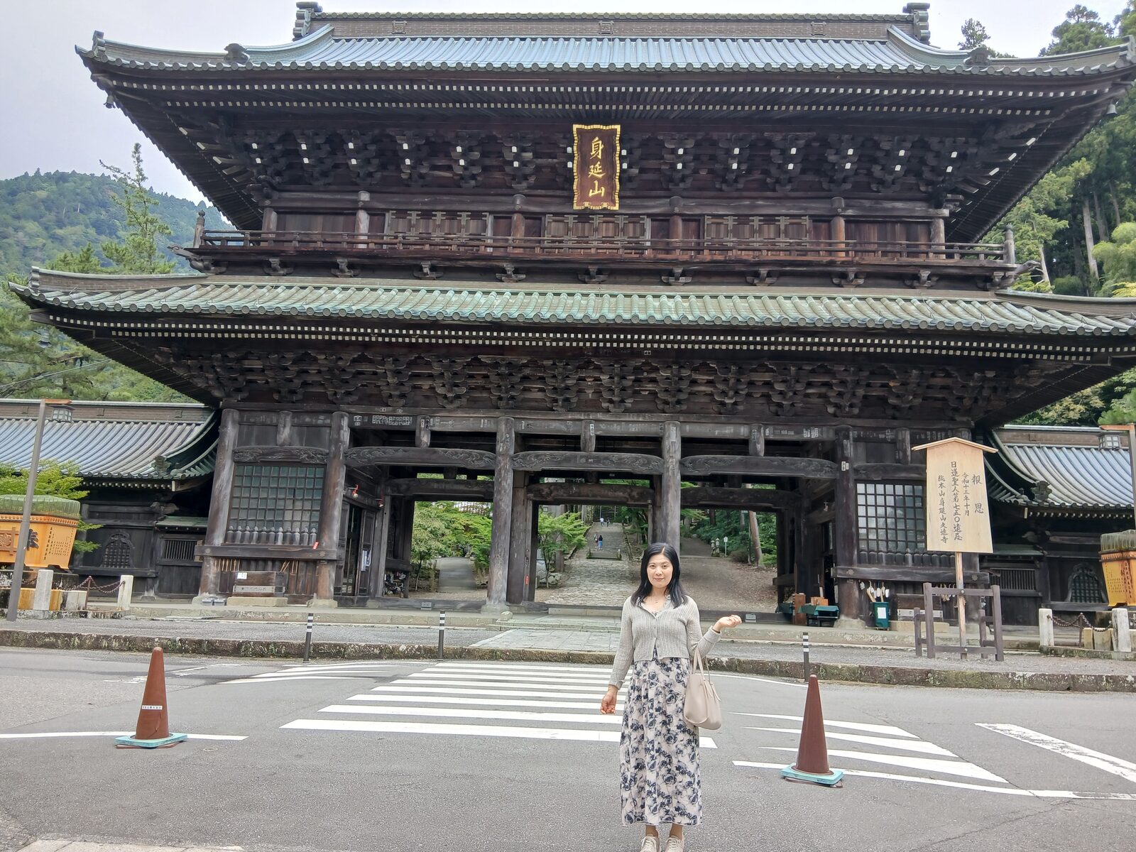 久遠寺の苔むした石垣