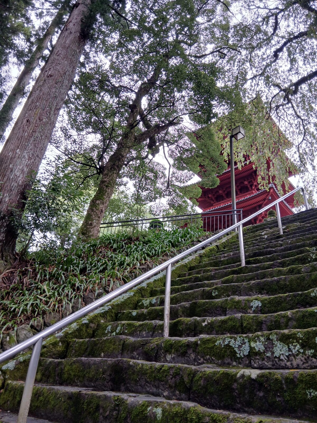 久遠寺の回廊の彫刻