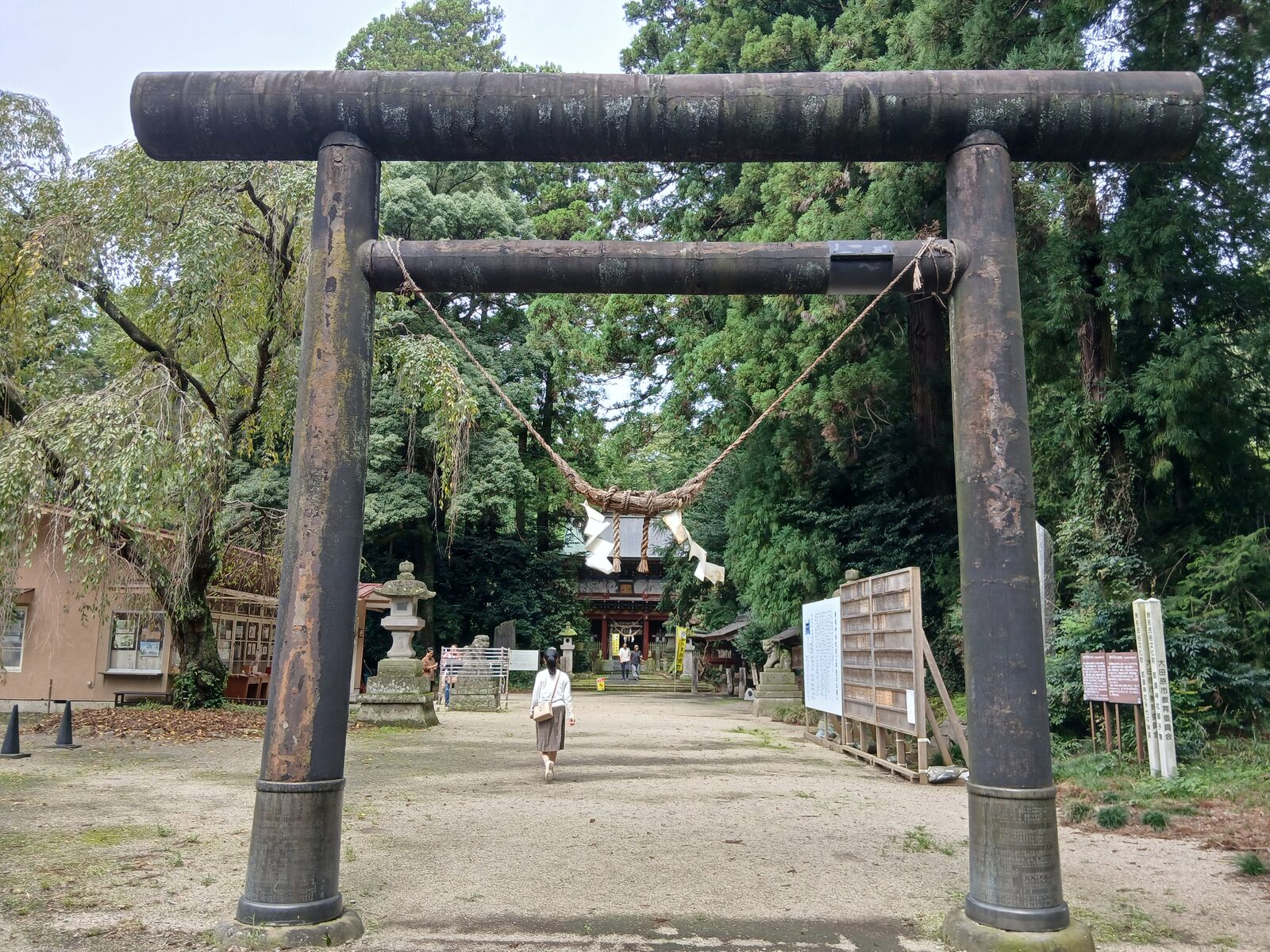 那須神社の鳥居と参道