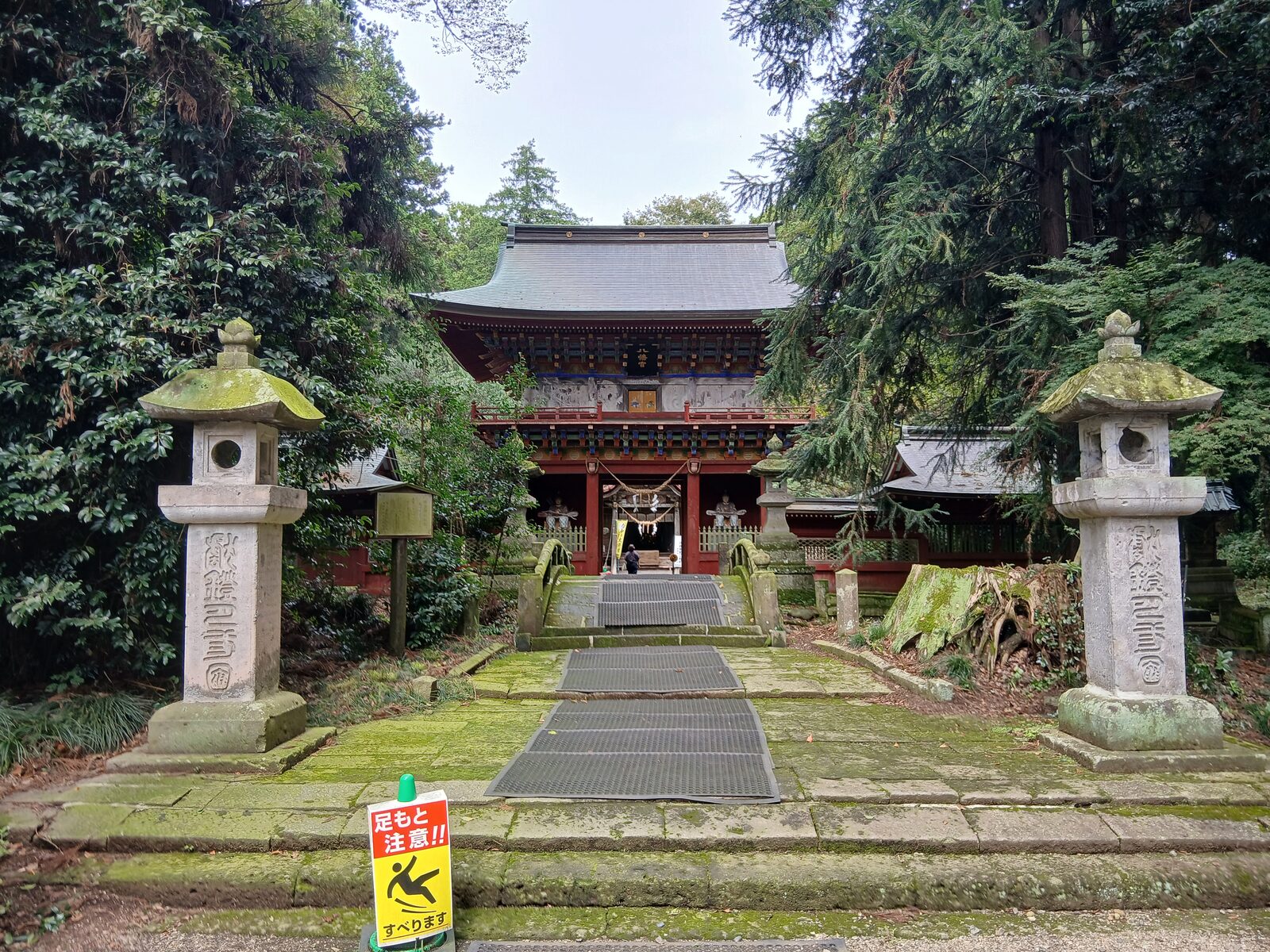 那須神社の参道と楼門