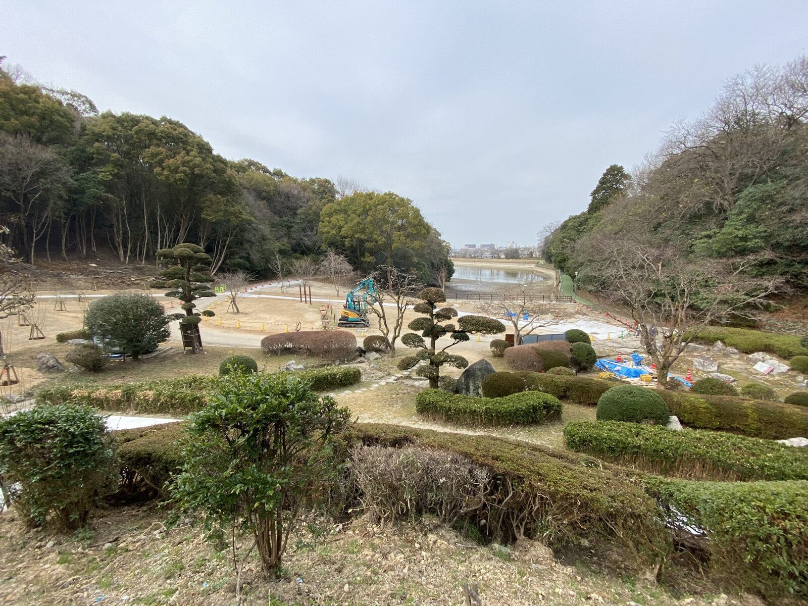 高台から見下ろした滝の宮公園の日本庭園と大池