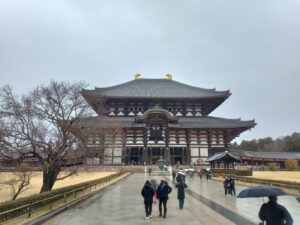 東大寺の大仏殿を参道から望む