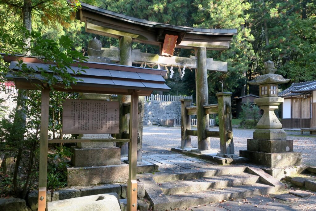 宇陀松山城の春日門跡の先に建つ春日神社の鳥居