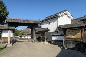 宇陀松山の城下町に残る松山西口関門（黒門）と案内図