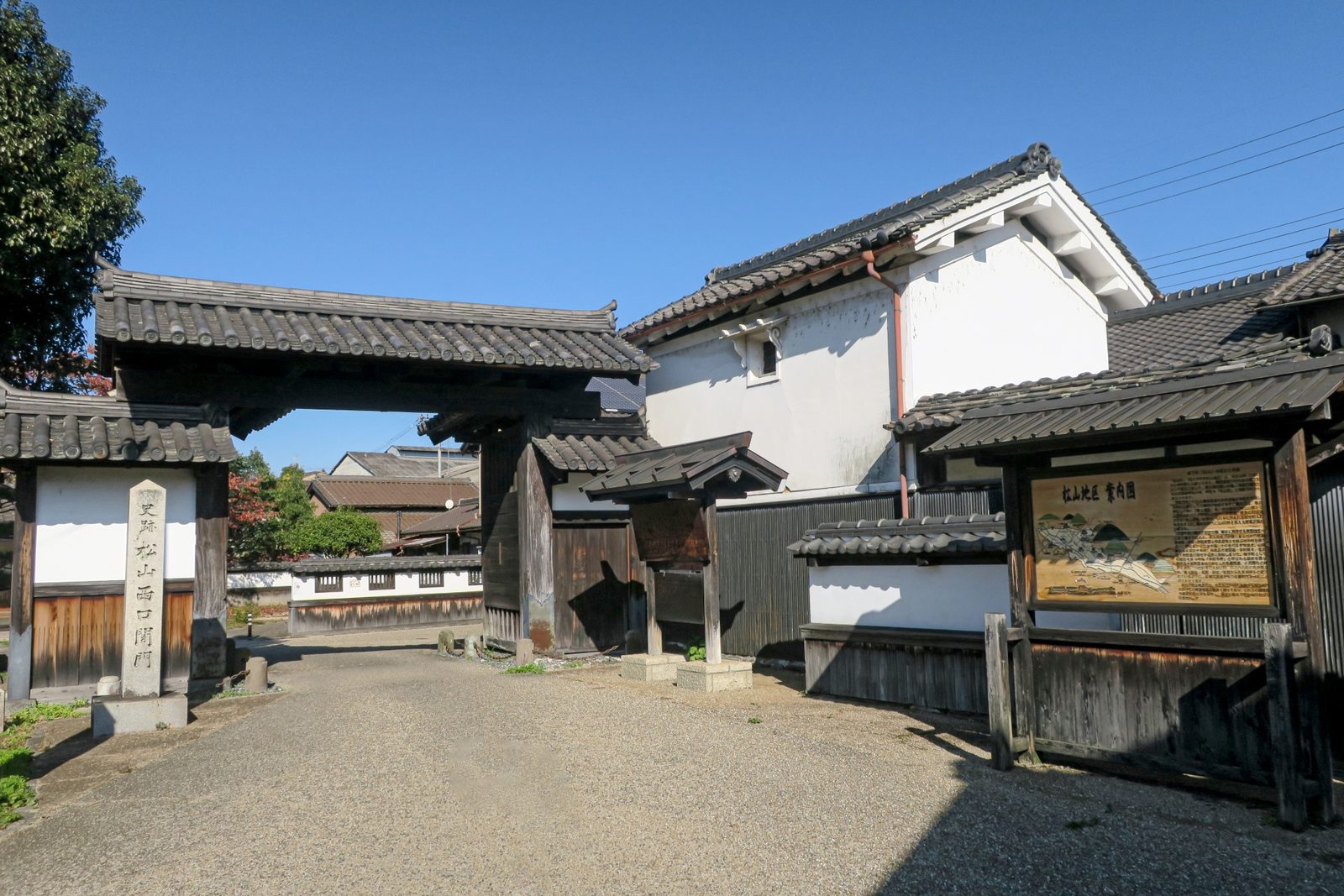 宇陀松山の城下町に残る松山西口関門(黒門)と案内図