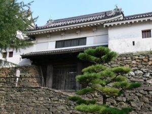 和歌山城の石垣の上に建つ白壁の門