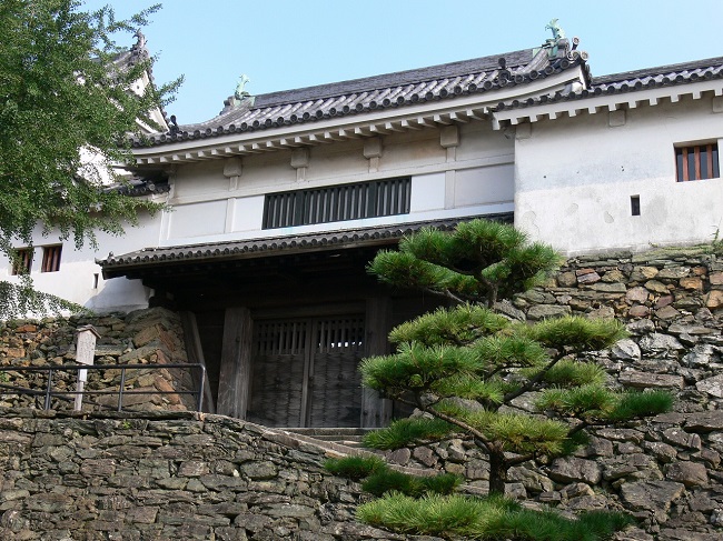 和歌山城の石垣の上に建つ白壁の門