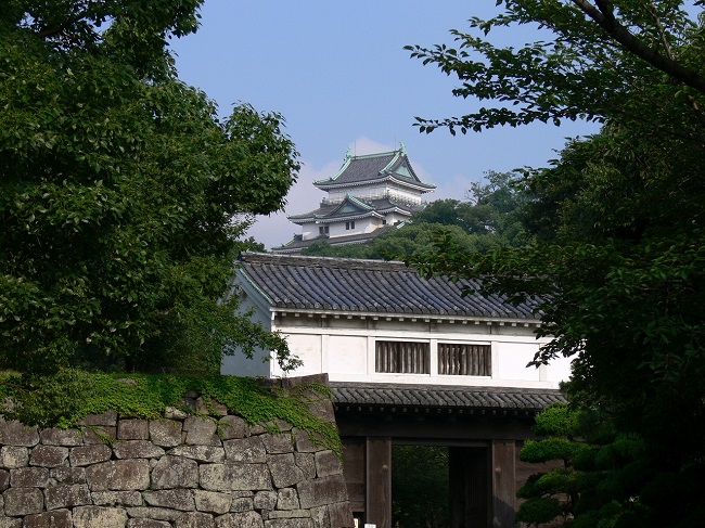 和歌山城の石垣と白壁の櫓、木立の奥に見える天守