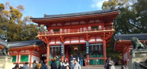 八坂神社の西楼門。朱塗りの楼門と石段
