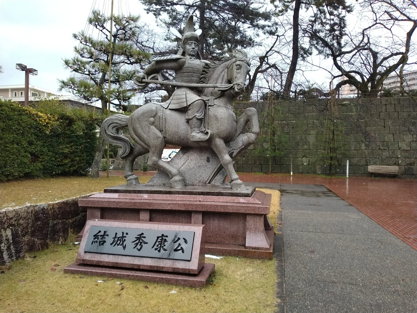 福井城跡の結城秀康公像