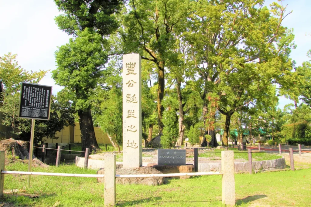 中村公園の豊公誕生之地の石碑
