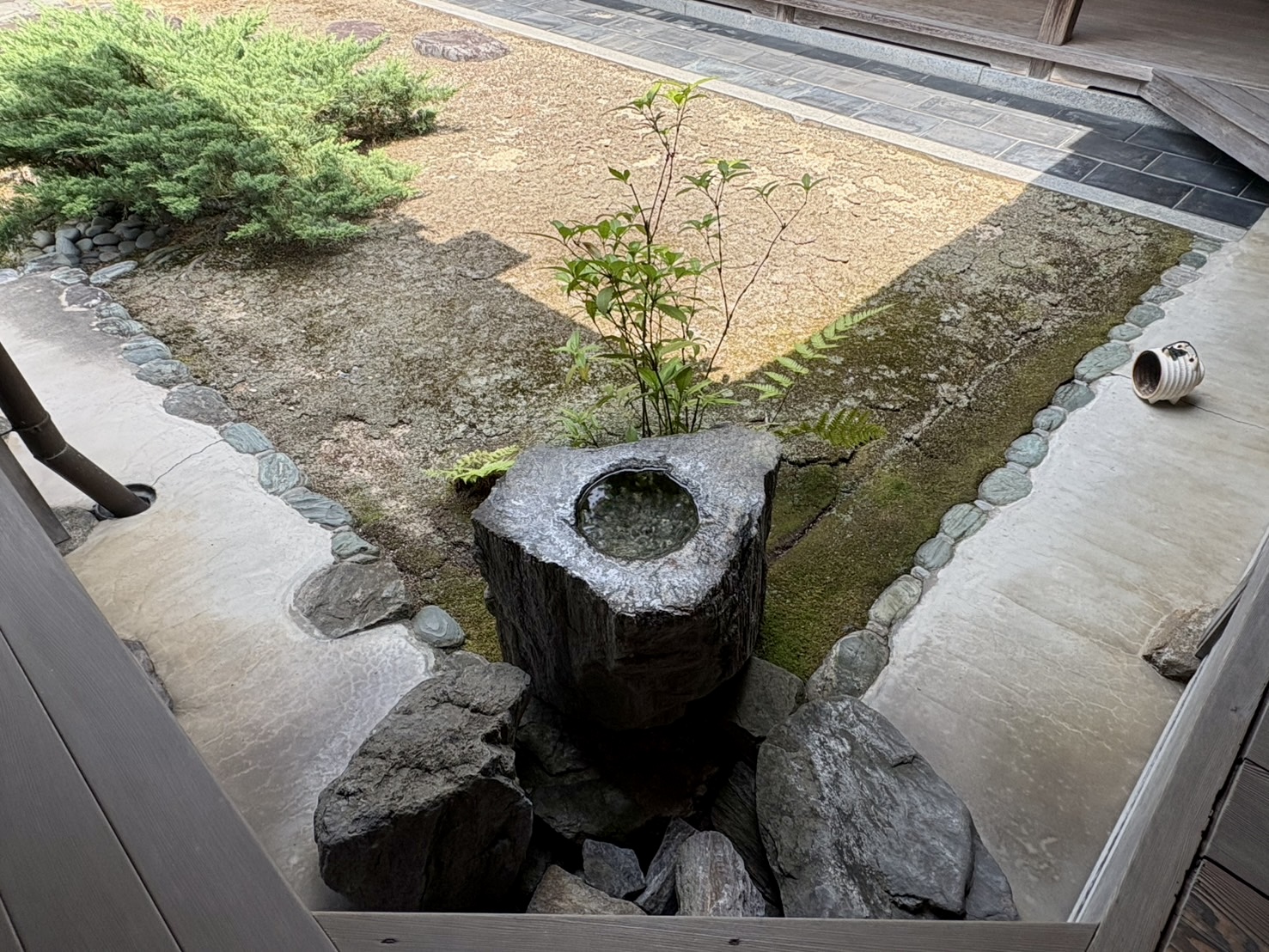 慈光院の手水鉢と小さな庭
