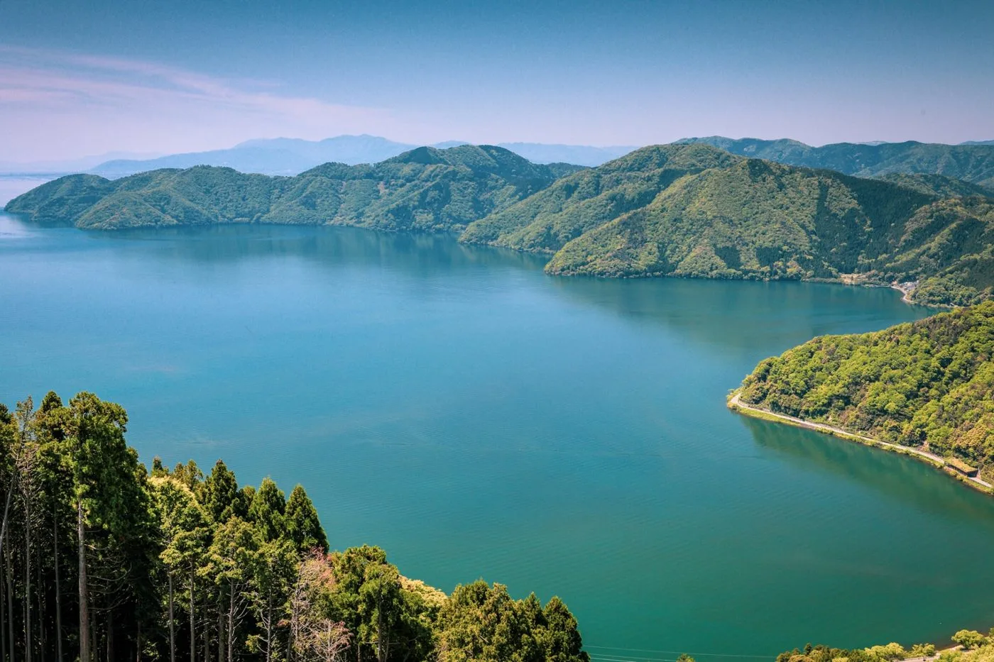 賤ヶ岳の山頂から見下ろす余呉湖