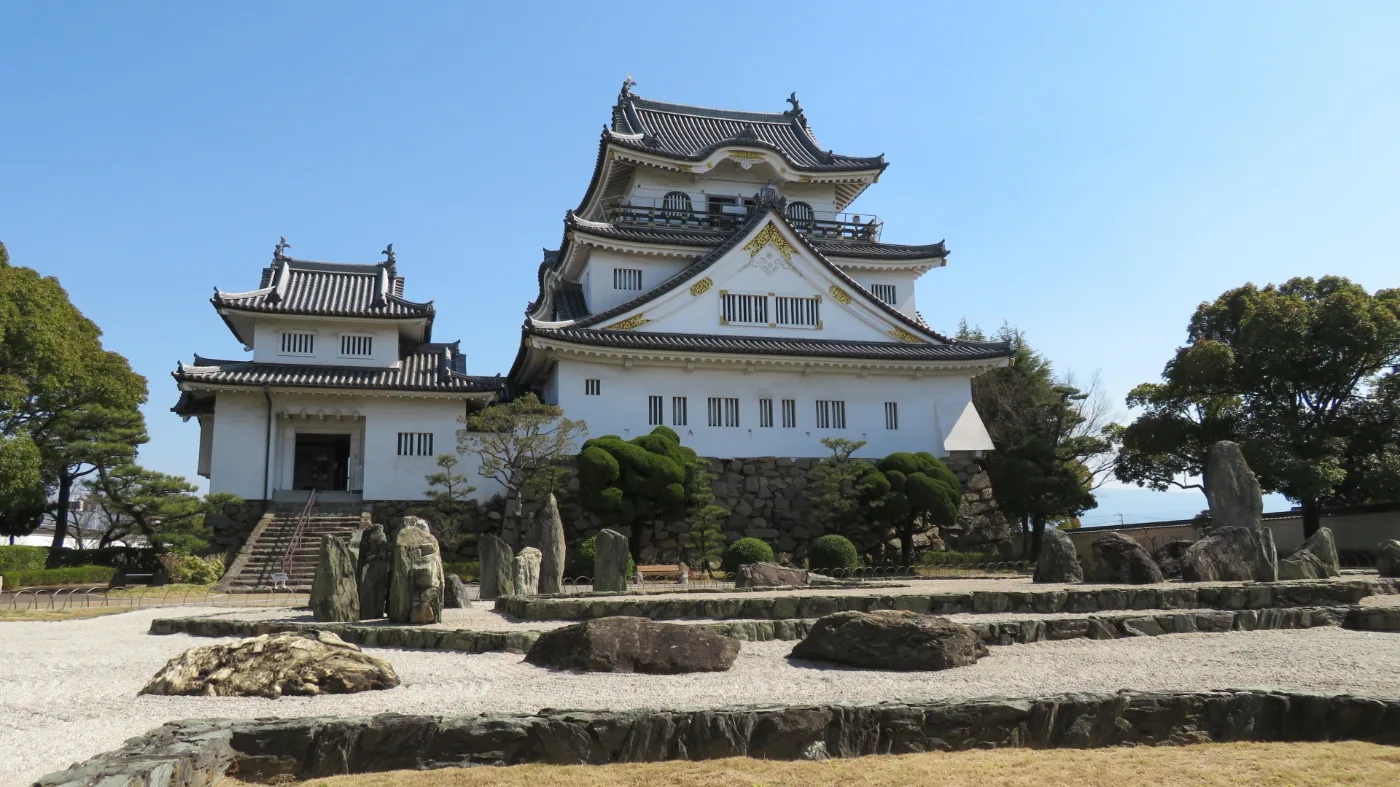 岸和田城の天守と八陣の庭