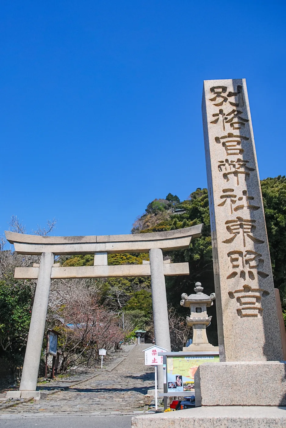 家康が東照大権現としてまつられた久能山東照宮の一の鳥居