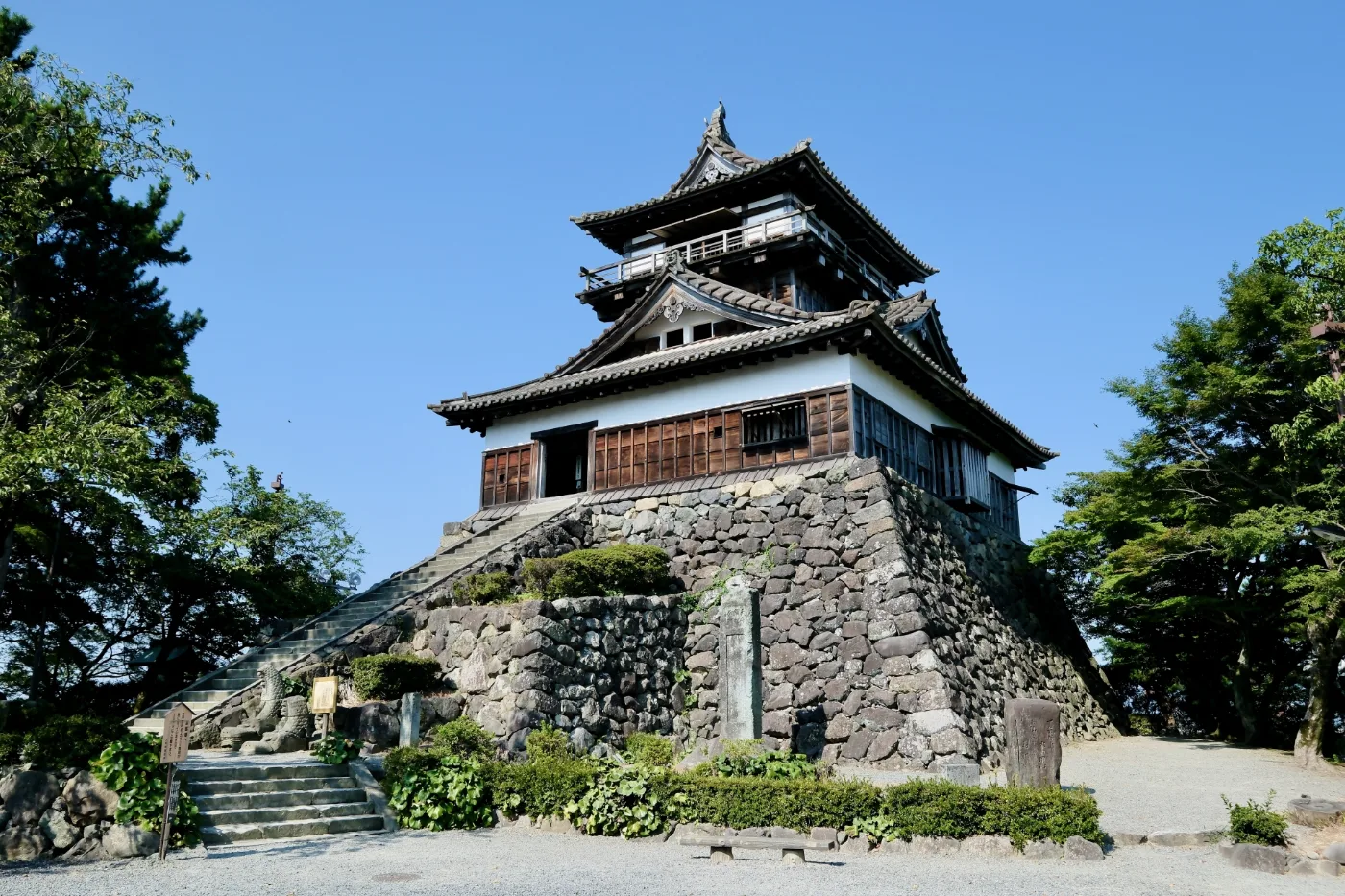 丸岡城の天守と石垣