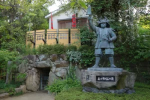 三光神社の真田幸村公之像と真田の抜け穴