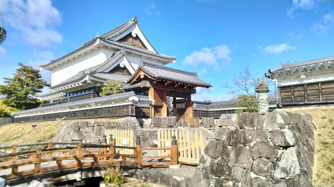 勝竜寺城公園の門と石垣