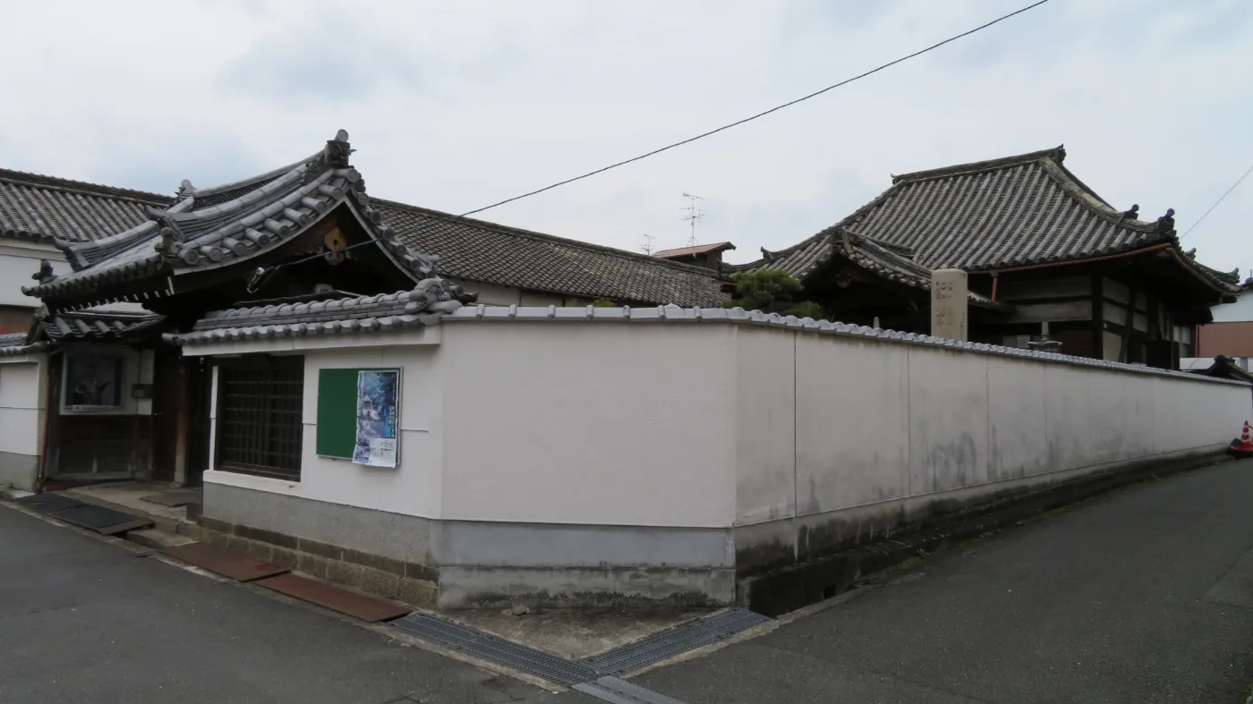 春岳院の本堂と土塀