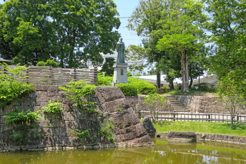 高槻城跡公園の石垣と池