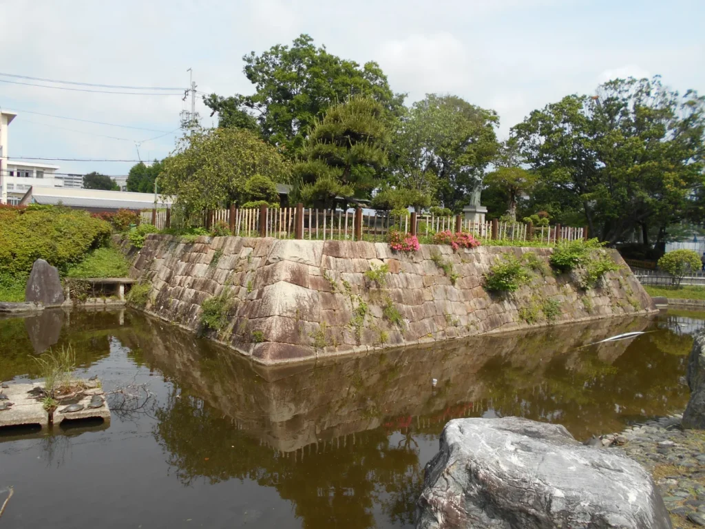 高槻城跡公園の池に組まれた石垣