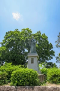 高槻城跡公園に立つ像