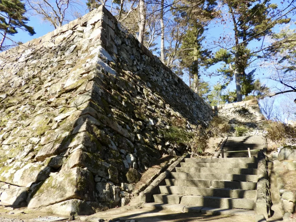 丹波亀山城跡に残る石垣と石段