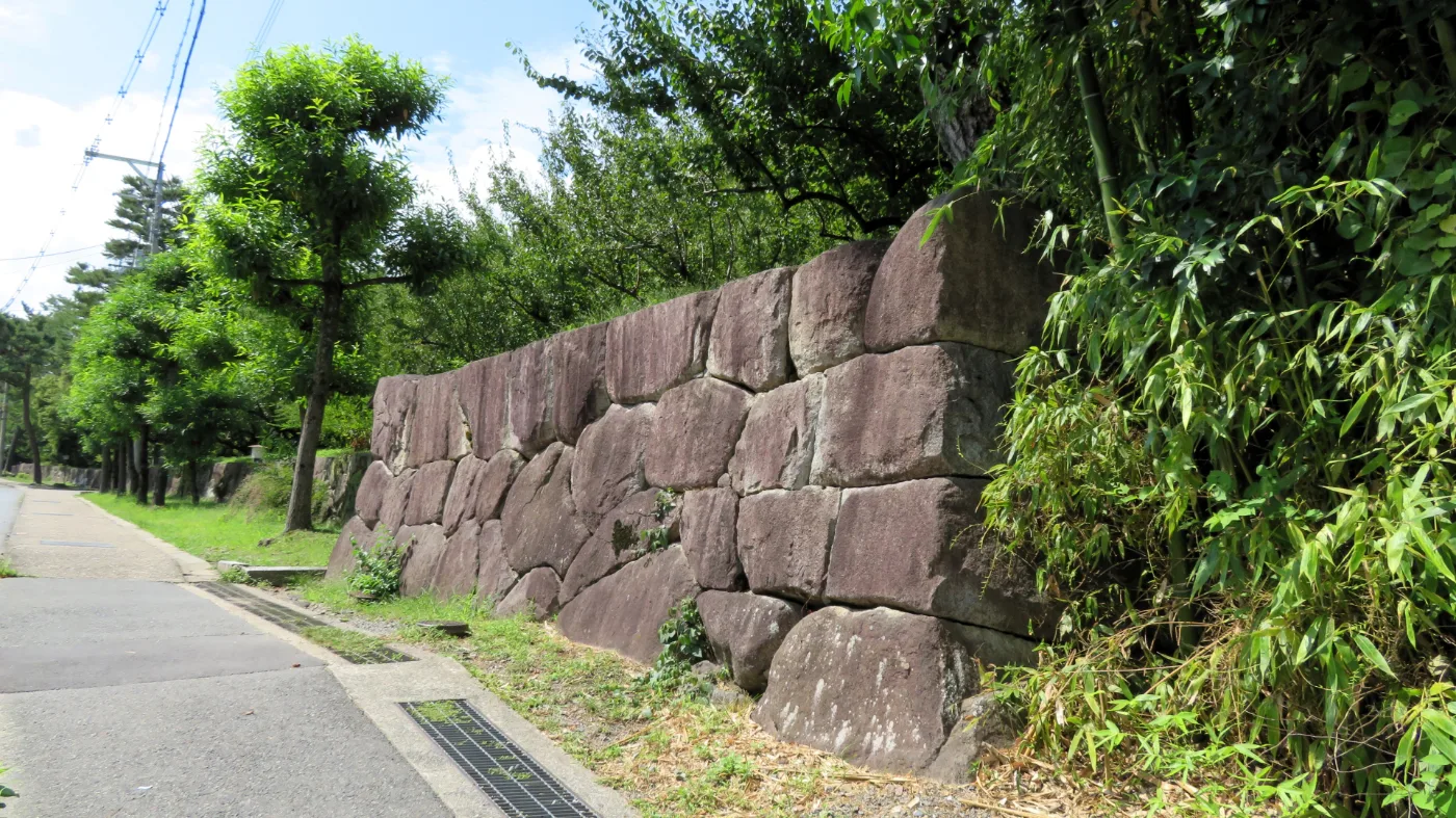 丹波亀山城跡の石垣（道沿い）