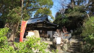 安居神社の本殿と、座り込む姿の真田幸村像